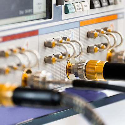 Οικιακές συσκευές που εξετάζουν την υπηρεσία επικύρωσης επιθεώρησης εγχώριων πλυντηρίων υπηρεσιών εργαστηρίων